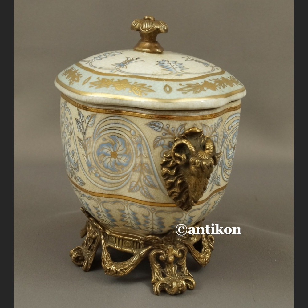 Szkatuła z francuskim wzorem porcelana z brązem Szkatuła z francuskim wzorem porcelana z brązem