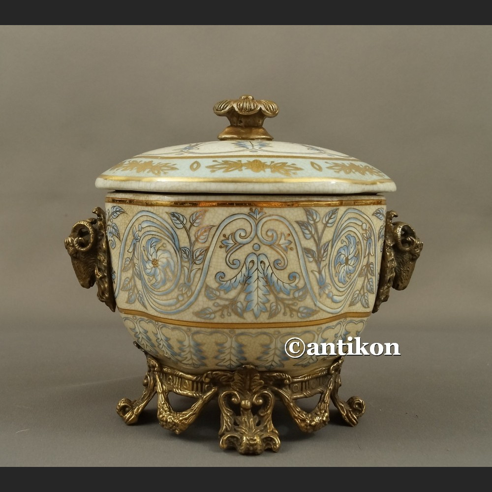 Szkatuła z francuskim wzorem porcelana z brązem Szkatuła z francuskim wzorem porcelana z brązem