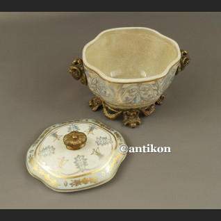 Szkatuła z francuskim wzorem porcelana z brązem Szkatuła z francuskim wzorem porcelana z brązem