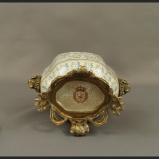 Szkatuła z francuskim wzorem porcelana z brązem Szkatuła z francuskim wzorem porcelana z brązem
