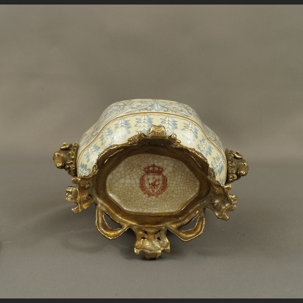 Szkatuła z francuskim wzorem porcelana z brązem Szkatuła z francuskim wzorem porcelana z brązem