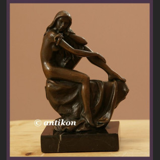 Piękna długowłosa dziewczyna klasyczny akt rzeźba z brązu 