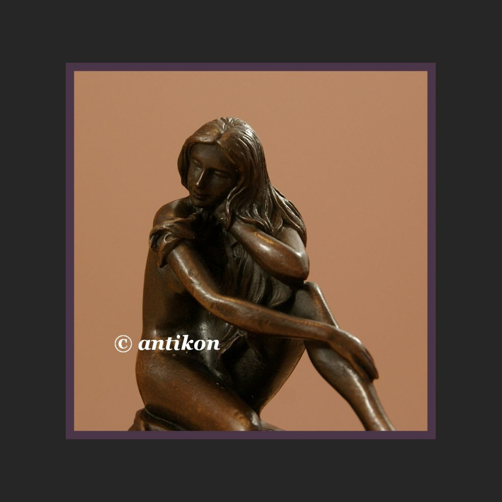 Piękna długowłosa dziewczyna klasyczny akt rzeźba z brązu Piękna długowłosa dziewczyna klasyczny akt rzeźba z brązu