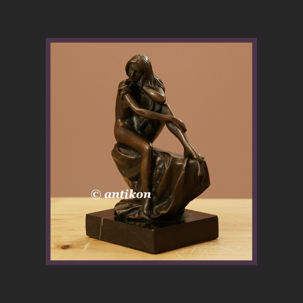 Piękna długowłosa dziewczyna klasyczny akt rzeźba z brązu Piękna długowłosa dziewczyna klasyczny akt rzeźba z brązu