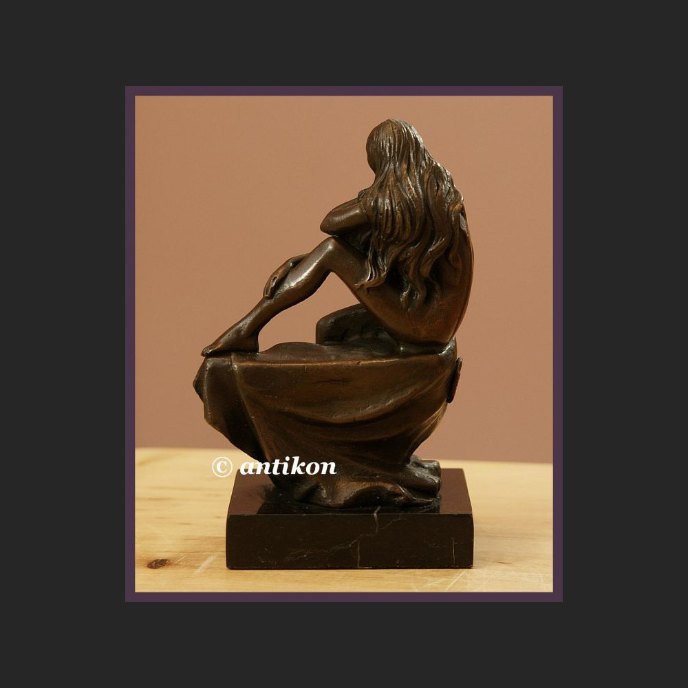 Piękna długowłosa dziewczyna klasyczny akt rzeźba z brązu Piękna długowłosa dziewczyna klasyczny akt rzeźba z brązu