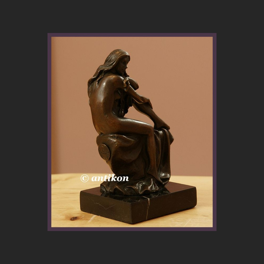 Piękna długowłosa dziewczyna klasyczny akt rzeźba z brązu Piękna długowłosa dziewczyna klasyczny akt rzeźba z brązu