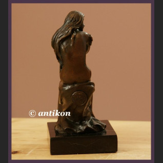 Piękna długowłosa dziewczyna klasyczny akt rzeźba z brązu Piękna długowłosa dziewczyna klasyczny akt rzeźba z brązu