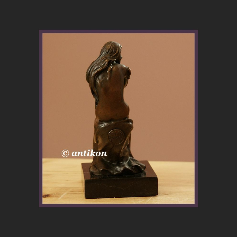 Piękna długowłosa dziewczyna klasyczny akt rzeźba z brązu Piękna długowłosa dziewczyna klasyczny akt rzeźba z brązu