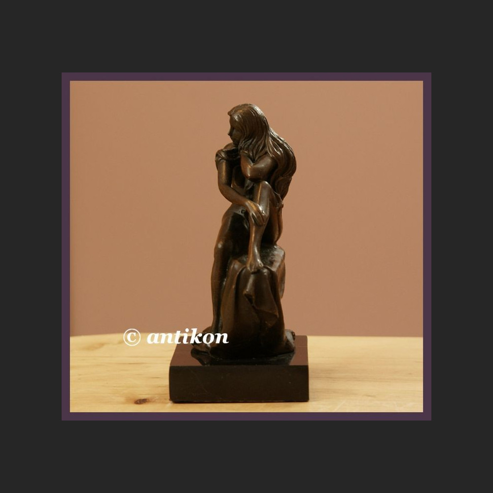 Piękna długowłosa dziewczyna klasyczny akt rzeźba z brązu Piękna długowłosa dziewczyna klasyczny akt rzeźba z brązu