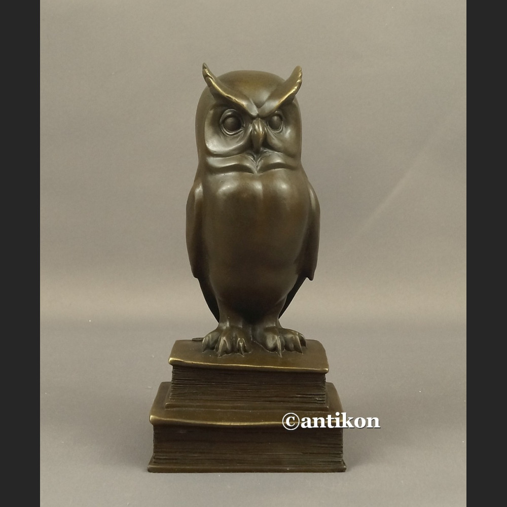 Sowa z brązu na książkach prezent dla naukowca 