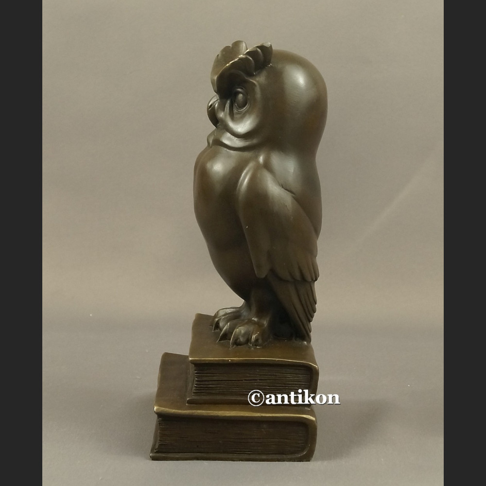 Sowa z brązu na książkach prezent dla naukowca 