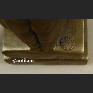 Sowa z brązu na książkach prezent dla naukowca 