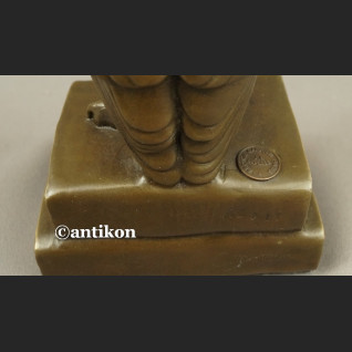 Sowa z brązu na książkach prezent dla naukowca 