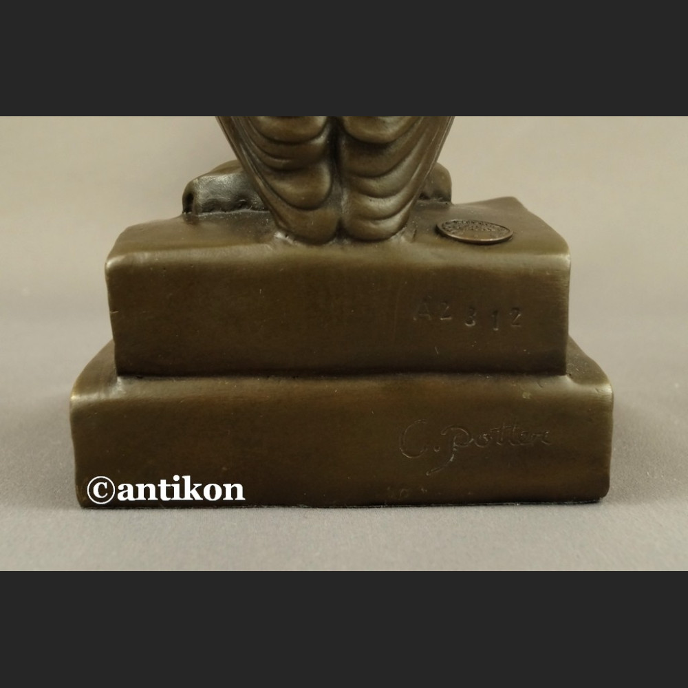 Sowa z brązu na książkach prezent dla naukowca 