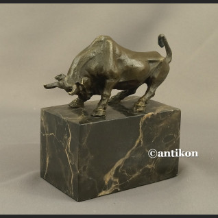 Byk z brązu statuetka giełdowego byka 