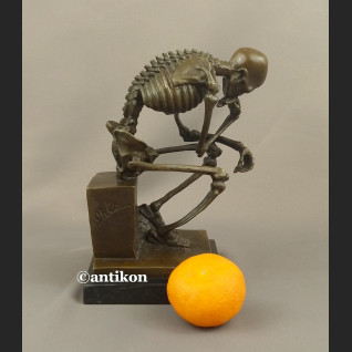 Figurka z brązu kościotrup duży myśliciel 