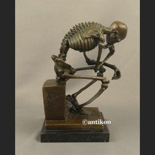 Figurka z brązu kościotrup duży myśliciel 