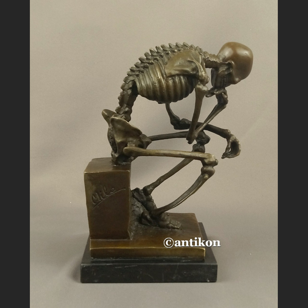 Figurka z brązu kościotrup duży myśliciel 