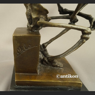 Figurka z brązu kościotrup duży myśliciel 