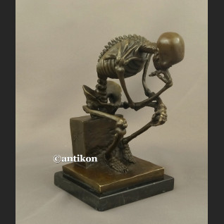 Figurka z brązu kościotrup duży myśliciel 