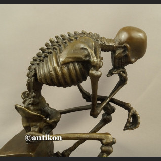 Figurka z brązu kościotrup duży myśliciel 