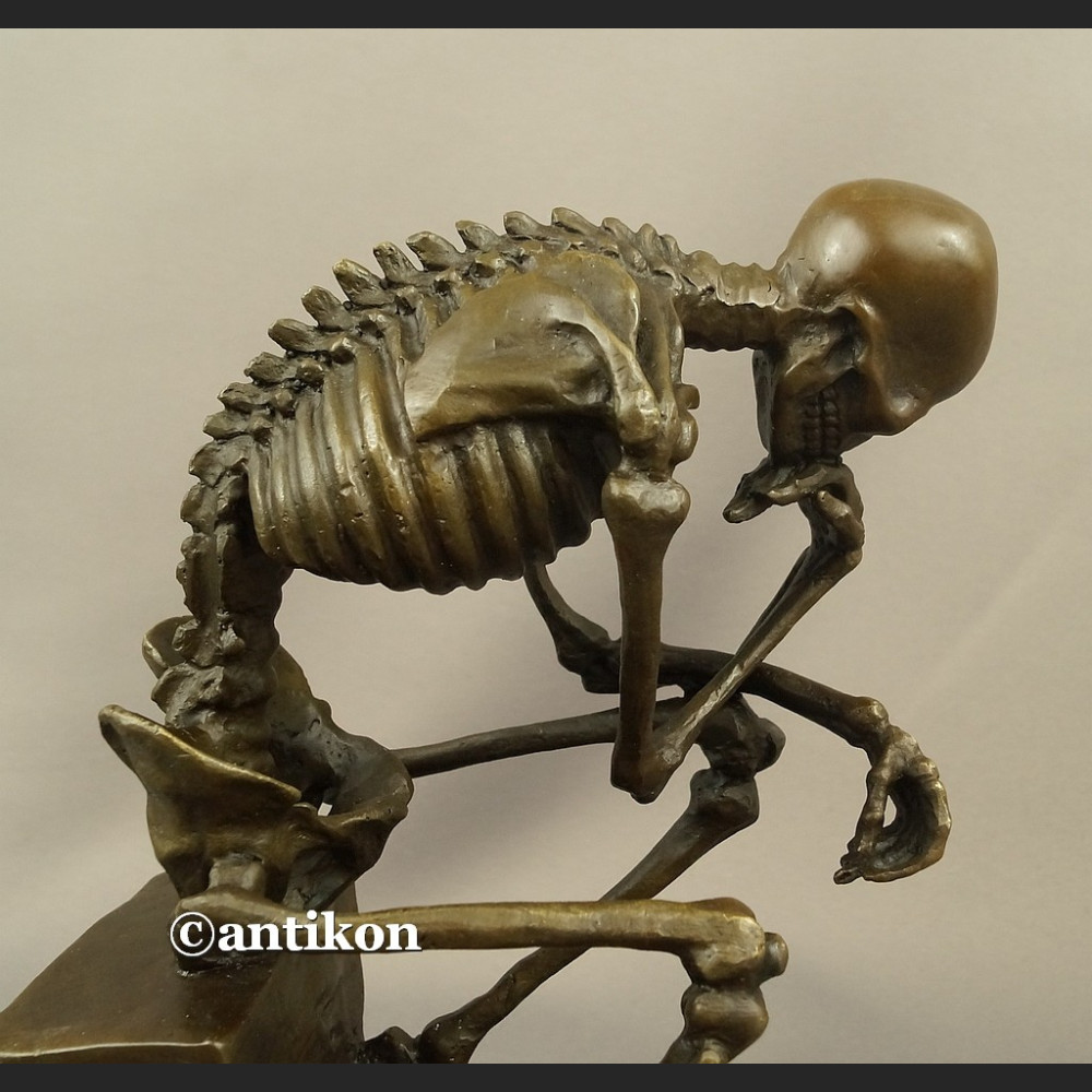 Figurka z brązu kościotrup duży myśliciel 