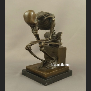 Figurka z brązu kościotrup duży myśliciel 