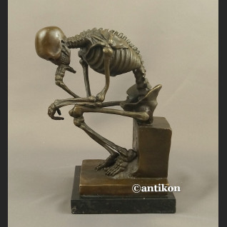 Figurka z brązu kościotrup duży myśliciel 