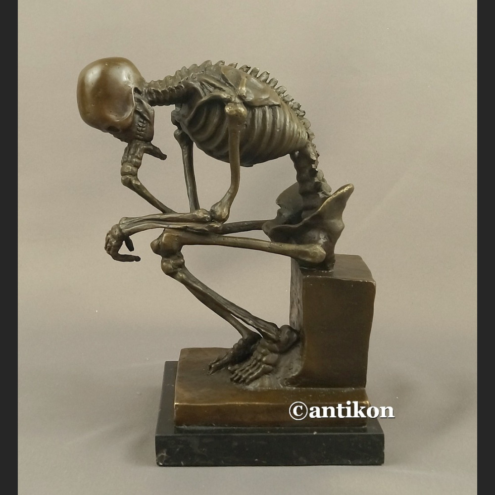 Figurka z brązu kościotrup duży myśliciel 