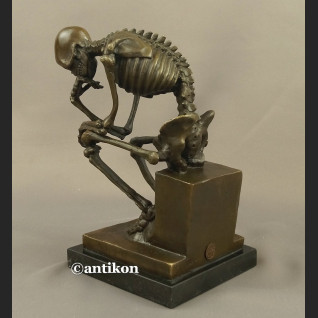 Figurka z brązu kościotrup duży myśliciel 