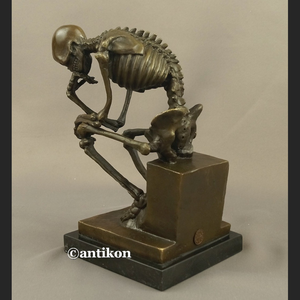 Figurka z brązu kościotrup duży myśliciel 