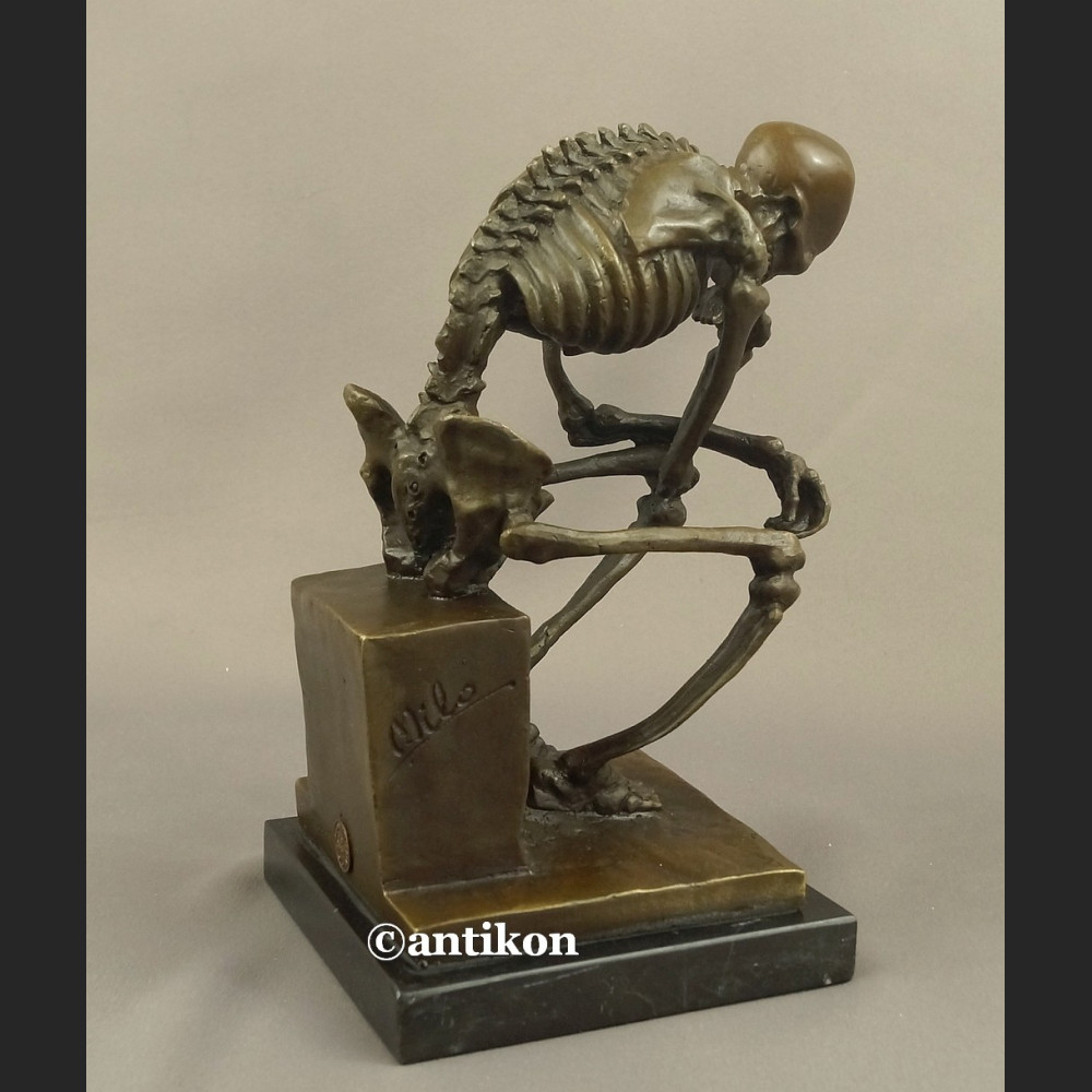 Figurka z brązu kościotrup duży myśliciel 