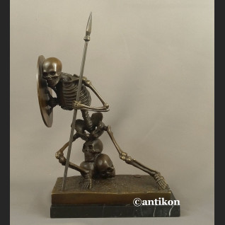 Rzeźba Kościotrup z tarczą Memento Mori 