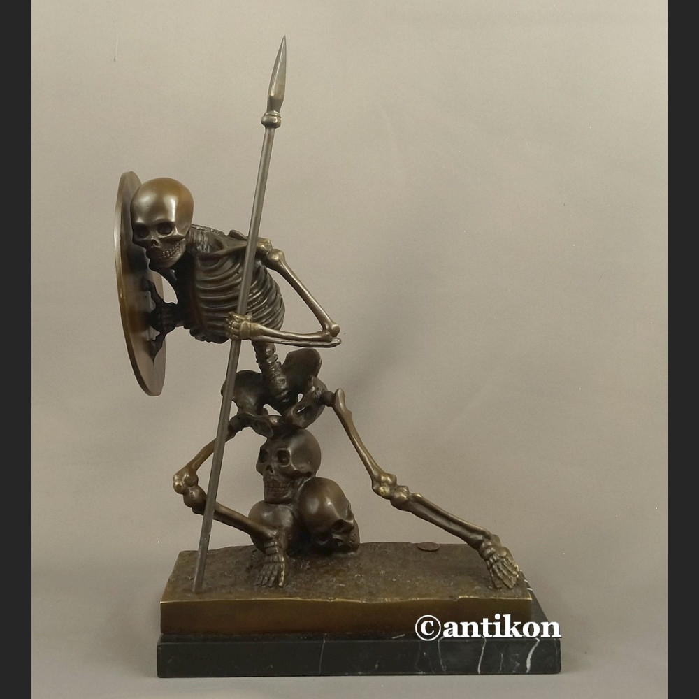 Rzeźba Kościotrup z tarczą Memento Mori 