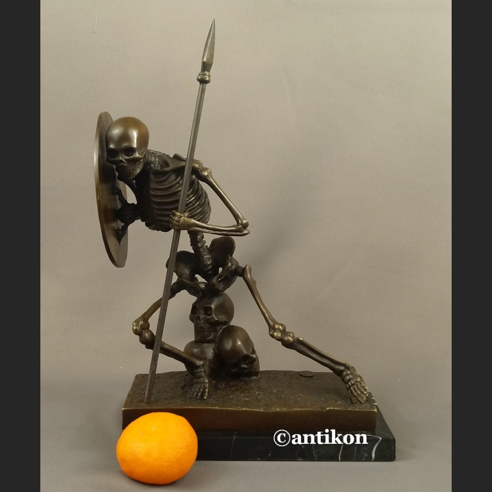 Rzeźba Kościotrup z tarczą Memento Mori 