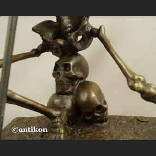 Rzeźba Kościotrup z tarczą Memento Mori 