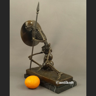 Rzeźba Kościotrup z tarczą Memento Mori 