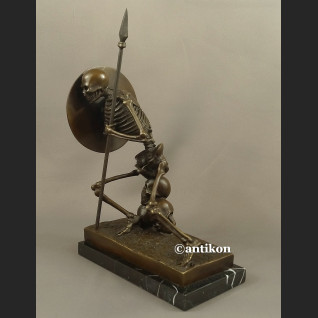 Rzeźba Kościotrup z tarczą Memento Mori 