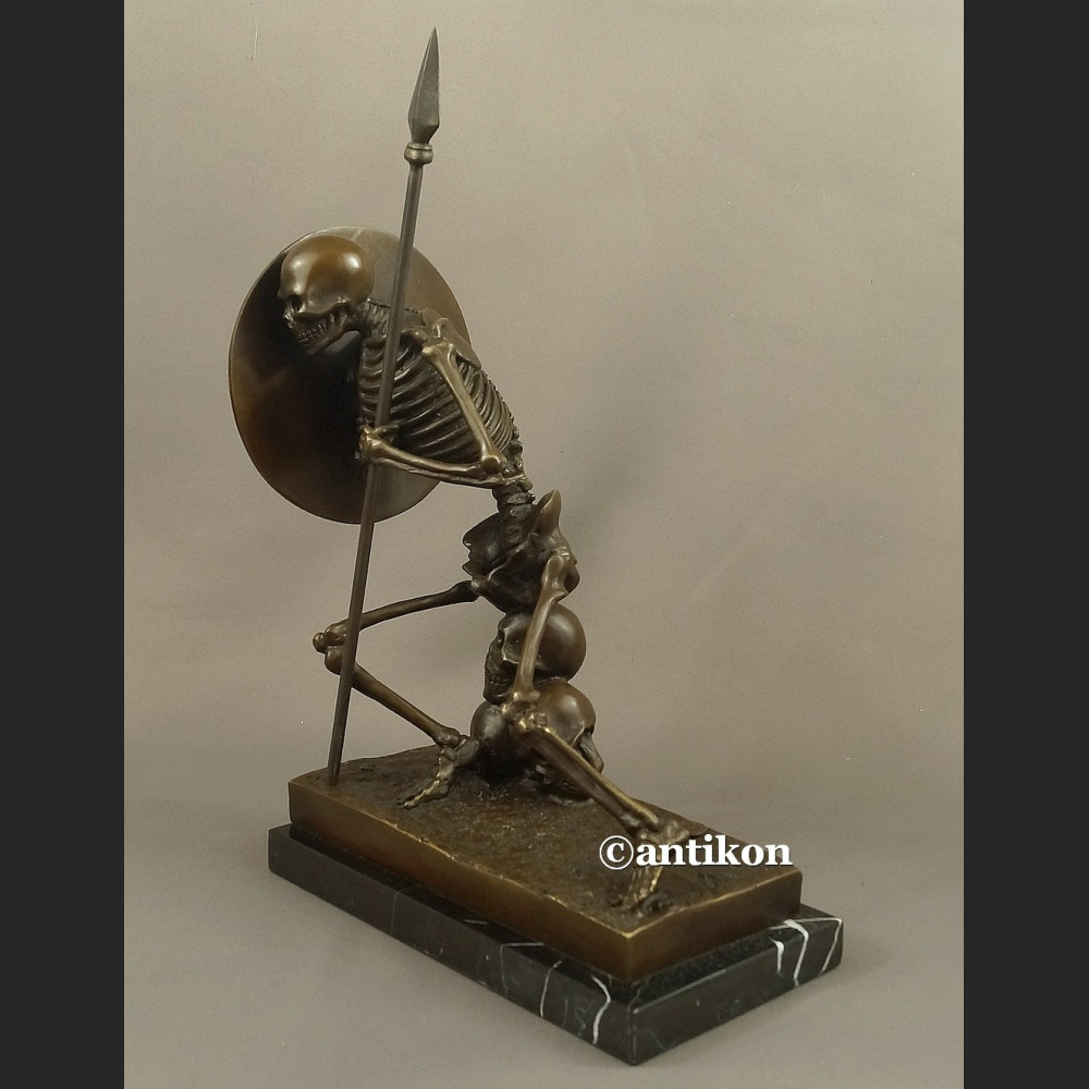 Rzeźba Kościotrup z tarczą Memento Mori 