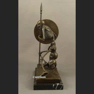 Rzeźba Kościotrup z tarczą Memento Mori 