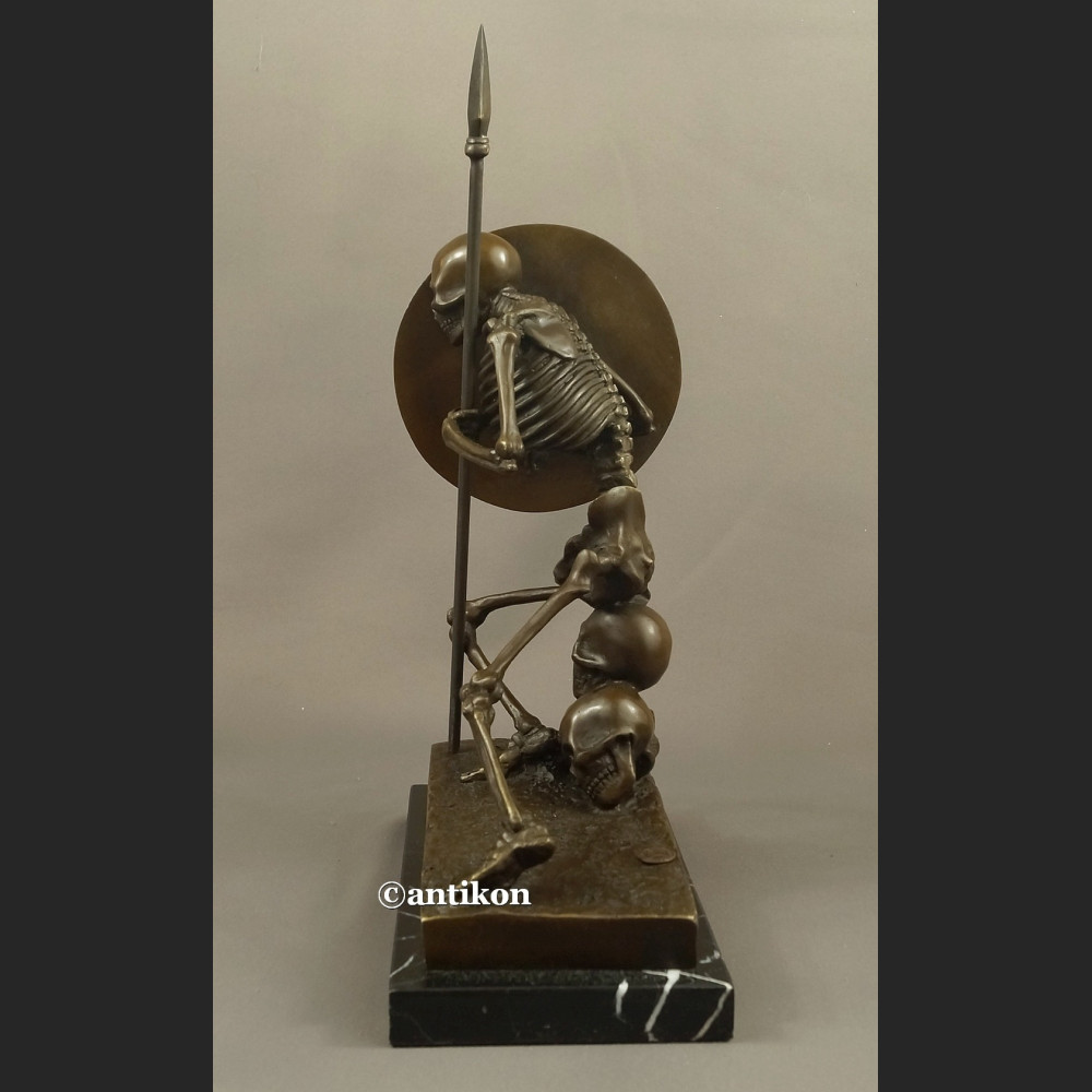 Rzeźba Kościotrup z tarczą Memento Mori 