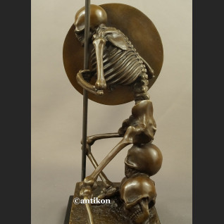 Rzeźba Kościotrup z tarczą Memento Mori 