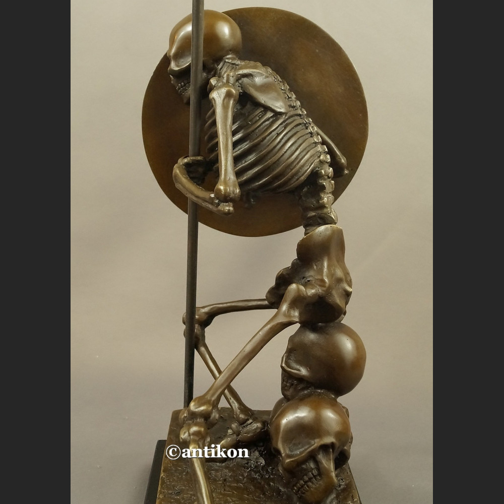 Rzeźba Kościotrup z tarczą Memento Mori 