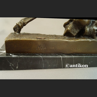 Rzeźba Kościotrup z tarczą Memento Mori 