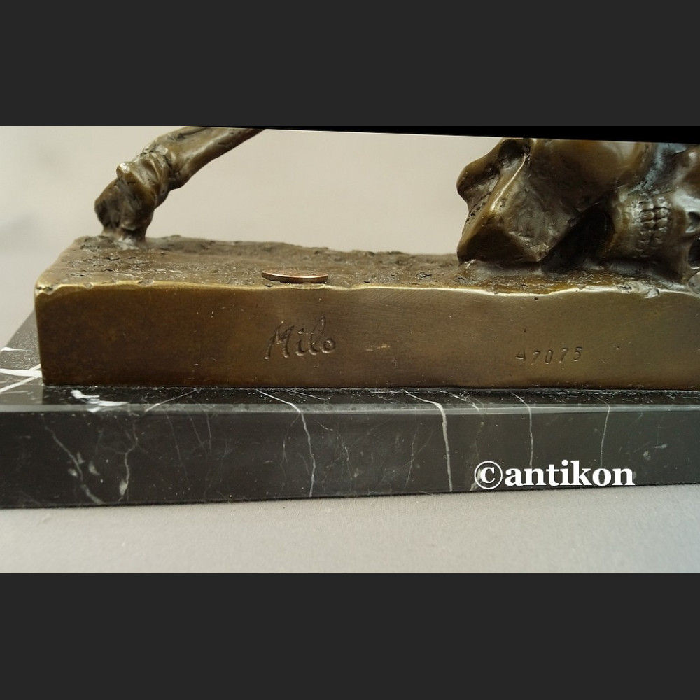 Rzeźba Kościotrup z tarczą Memento Mori 