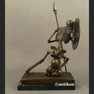 Rzeźba Kościotrup z tarczą Memento Mori 