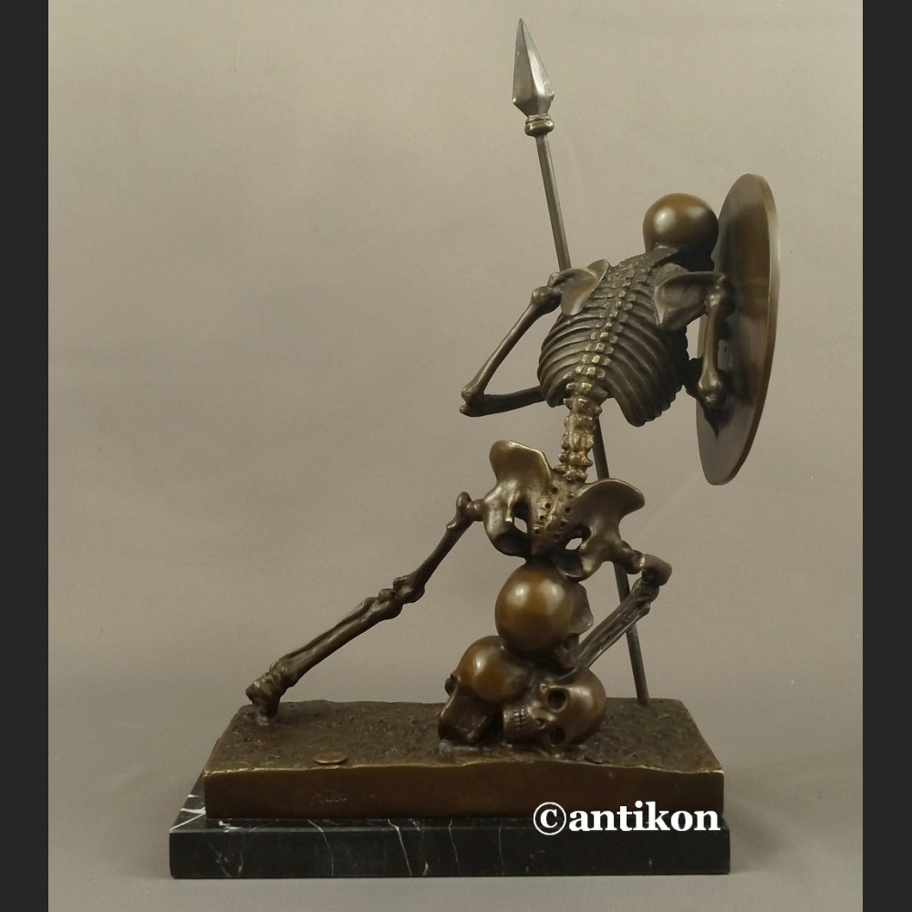 Rzeźba Kościotrup z tarczą Memento Mori 