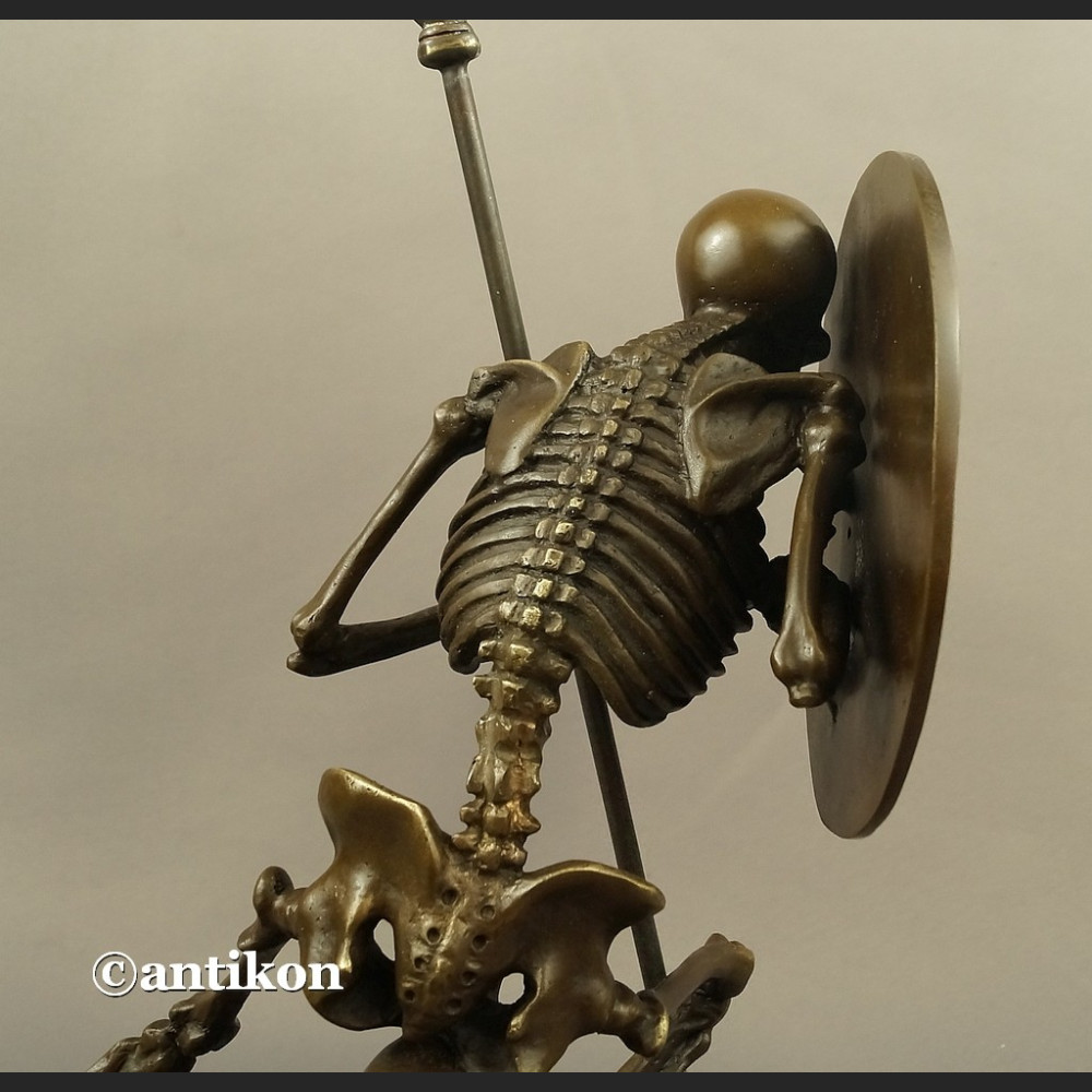 Rzeźba Kościotrup z tarczą Memento Mori 