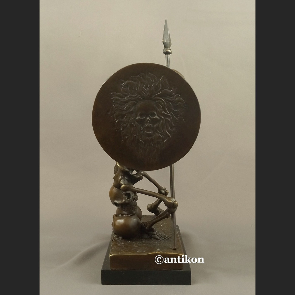 Rzeźba Kościotrup z tarczą Memento Mori 