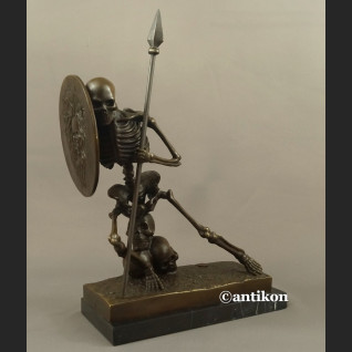 Rzeźba Kościotrup z tarczą Memento Mori 